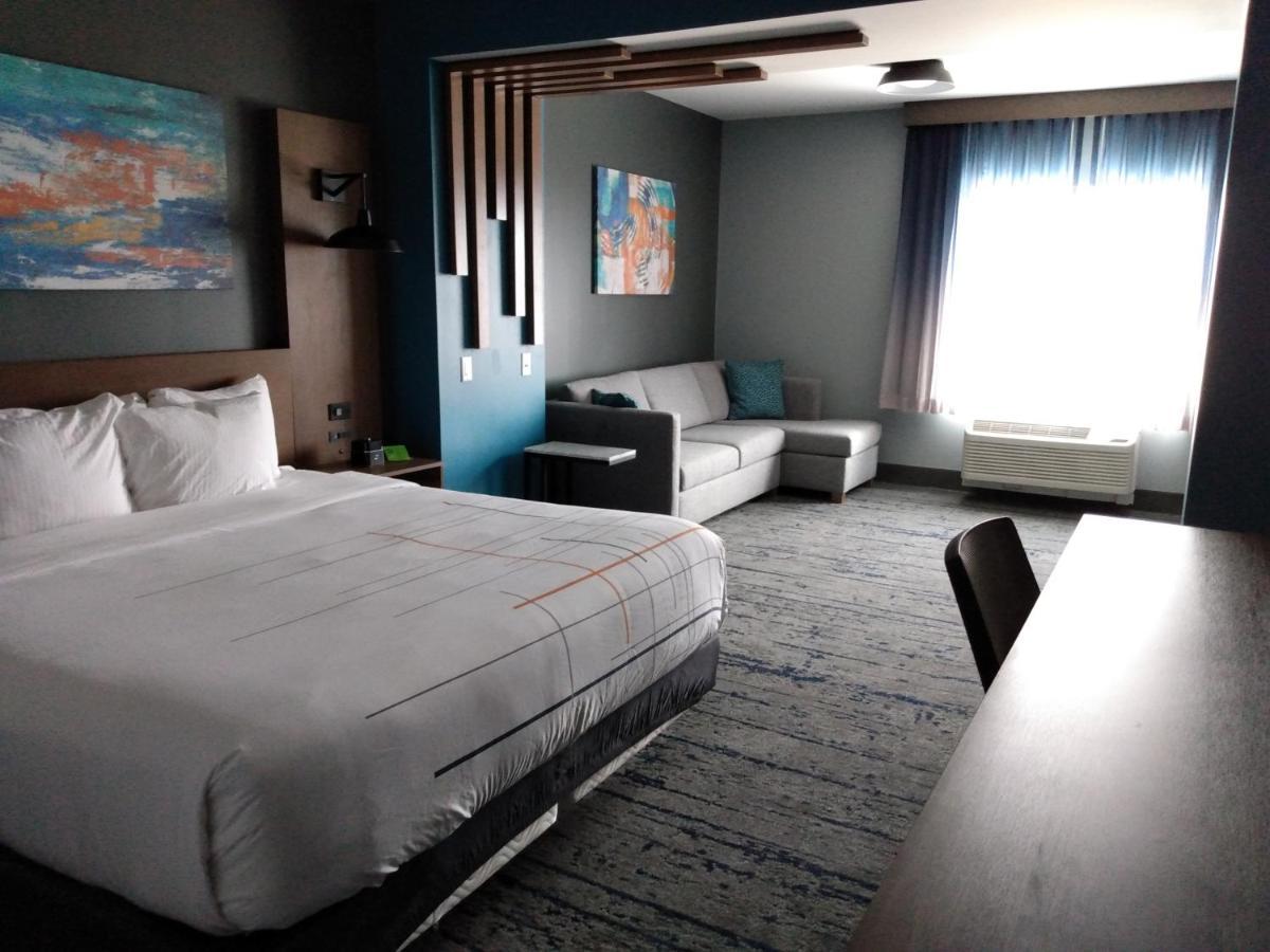 La Quinta Inn & Suites By Wyndham 바즈타운 외부 사진